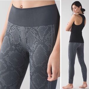 Lululemon Ebb To Street Pants Womens Size 6 Seamless Gray Snake Print Dark Slate